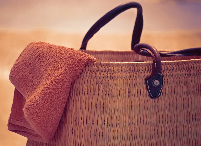 Sådan vælger du den perfekte strandtaske til sommerens eventyr